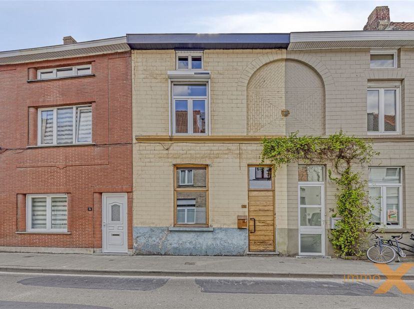 GEZELLIGE STADSWONING OP BOOGSCHEUT VAN HISTORISCHE BINNENSTAD. Deze charmante woning is gelegen in centrum Gentbrugge, alle winkels - scholen - openb