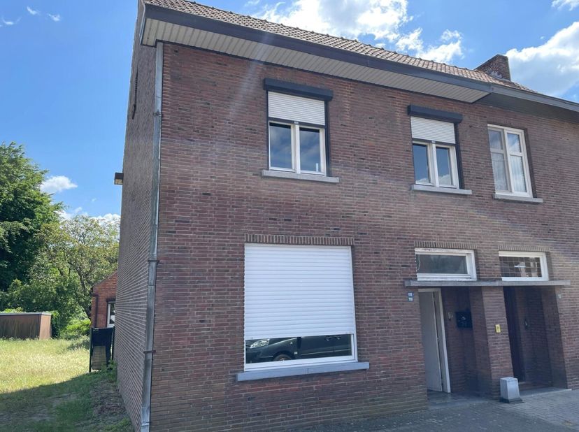 Appartementsgebouw of kangoeroewoning is ingedeeld in 2 appartementen op een perceel van 5390m².&lt;br /&gt;
Aanpalende schuur zou verbouwd kunnen worden to