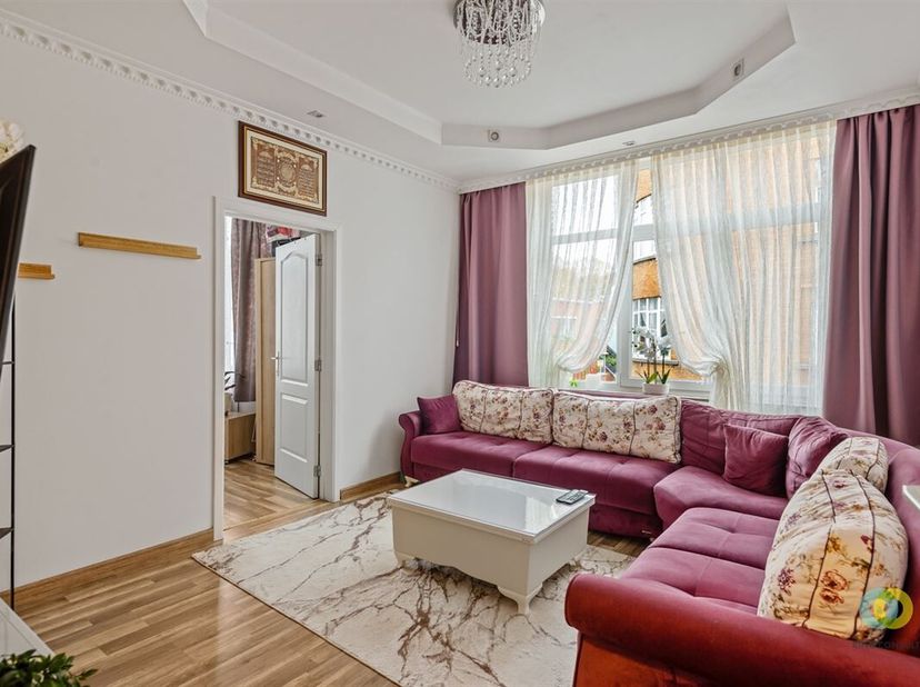 Laeken: Un appartement deux chambres confortable et pratique dans une petite copropriété sans ascenseur, ce qui se traduit par des charges communes ex