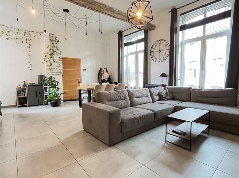 Zeer aantrekkelijk appartement met 2 slaapkamers op een steenworp afstand van het centrum van Doornik.&lt;br /&gt;
De woning, met een oppervlakte van +/- 80