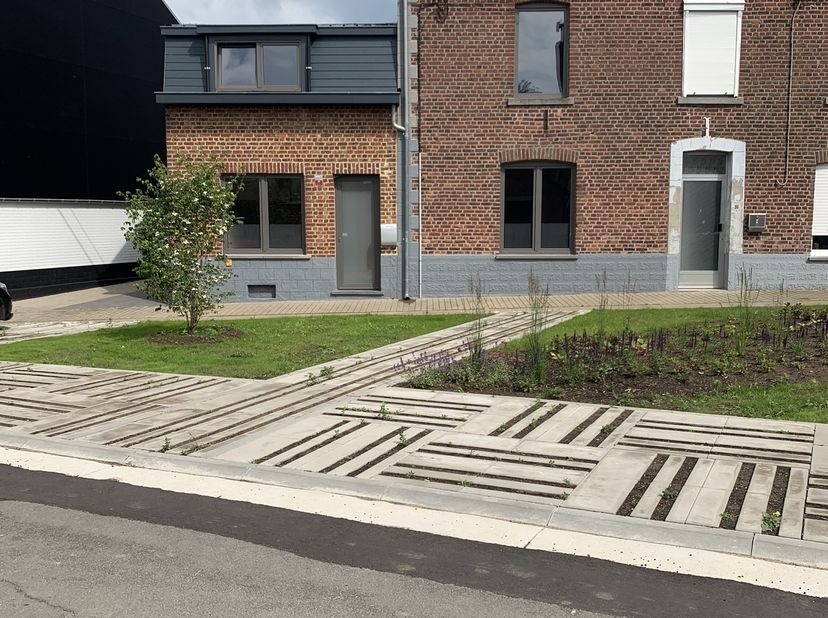 mooi gerenoveerde instapklare half open bebouwing ,nieuwe ramen met hoogrendements glas ,nieuw dak met nieuwe dakisolatie ,2 slaapkamers mogelijk 4 ,n