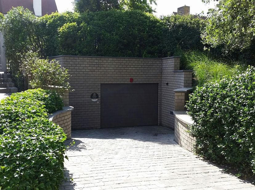 Goed bereikbare autostaanplaats in de Elizabetlaan ter hooge van het Binnenhof. Goed bereikbaar. Breedte: 2.50 m // Vrije doorgang hoogte poort : 2.00