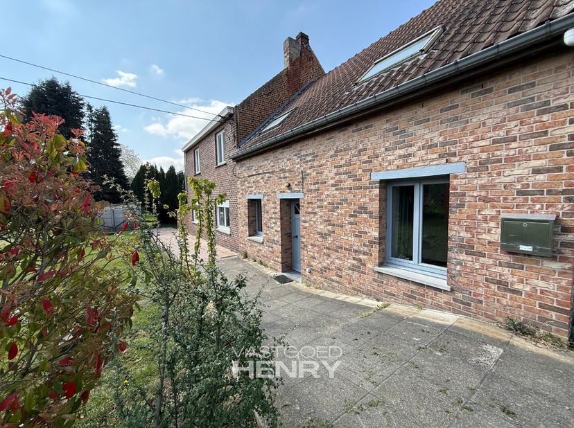 Charmante fermette met weide te koop in Lembeek (Halle)&lt;br /&gt;
Ontdek deze karaktervolle fermettewoning, gelegen aan de Kasteelbrakelsesteenweg 372 in