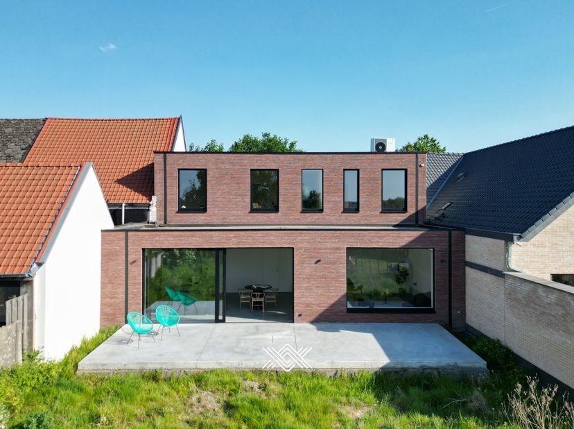 In het groene Semmerzake, een deelgemeente van Gavere, bevindt zich deze instapklare nieuwbouwwoning. De woning geniet een uitstekende ligging met een