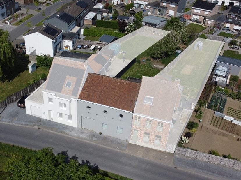 Ontdek deze praktische loods van 120 m², inclusief een verdieping van 75 m².Uitgerust met een stevige polierbetonvloer. Toegang kan men verkrijgen doo