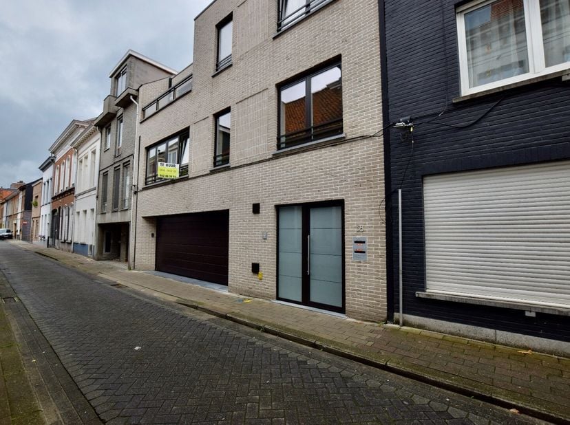 Bent u op zoek naar een ruim en lichtrijk appartement met twee slaapkamers in het hartje van Sint-Niklaas? Lees en kijk dan snel even verder!&lt;br /&gt;
No