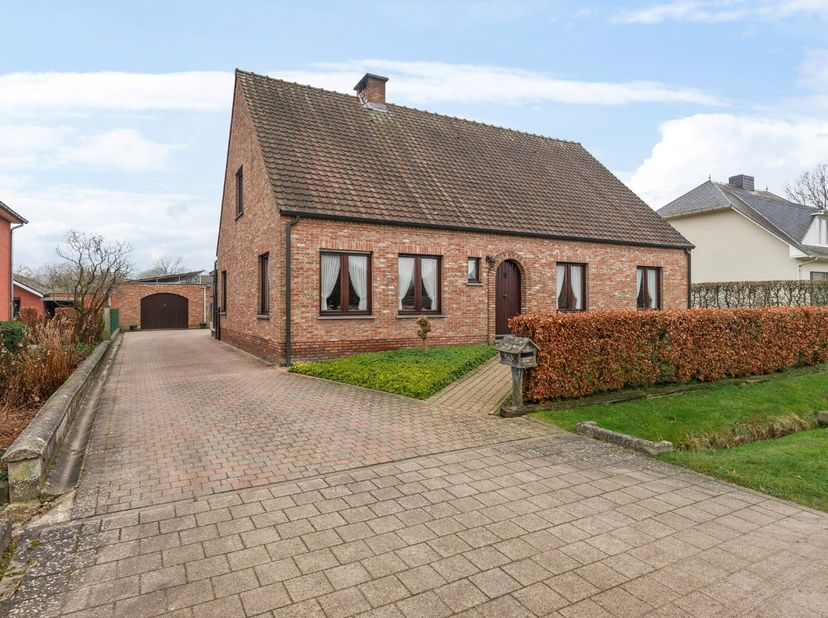 Ruime open bebouwing met 4 slaapkamers en garage op prachtig perceel van 1.570 m² op een absolute toplocatie te Oostmalle! Bestaande uit: inkomhal met