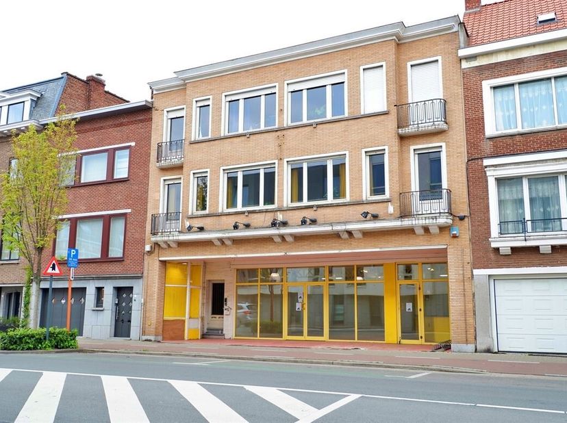 Ruim &amp; zichtbaar handelspand &lt;br /&gt;
Dit grote handelspand is gelegen in de Beheerstraat te Kortrijk.&lt;br /&gt;
Het pand is zeer breed en daardoor ook heel