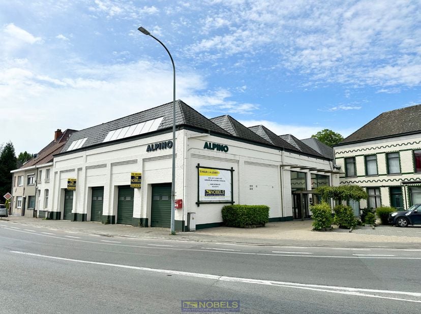 À louer, immeuble commercial polyvalent situé à Renaix&lt;br /&gt;
&lt;br /&gt;
Cet immeuble commercial unique, comprenant un espace commercial, des bureaux, un a