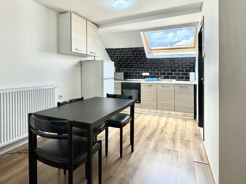 UCCLE - Bel appartement de 77 m² parfaitement situé dans le centre d&#039;Uccle vous séduira par son espace et son excellente situation. Parfaitement adapt