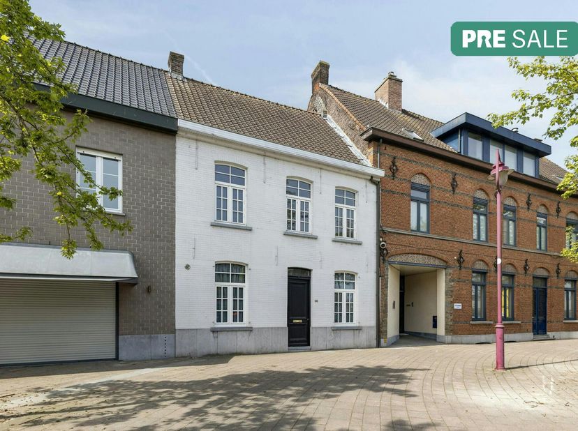 Bent u op zoek naar een woning die authenticiteit combineert met modern wooncomfort? Kom deze woning ontdekken in centrum Aalter! De woning bevindt lo