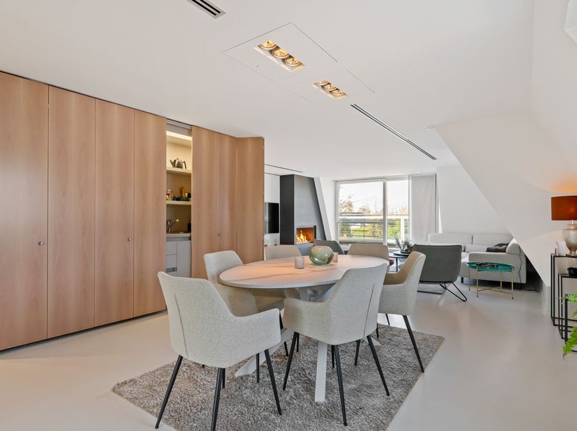 Dit stijlvol afgewerkte dakappartement combineert luxe en comfort. Het appartement beschikt over een doordachte indeling en werd afgewerkt met hoogwaa