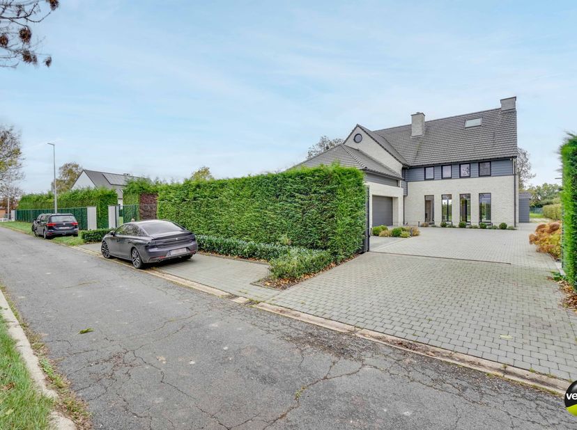 Deze residentieel gelegen villa bevindt zich te Sint-Truiden, Kabei 42. Alle faciliteiten van het stadscentrum heb je in de nabijheid. Ook de Expreswe