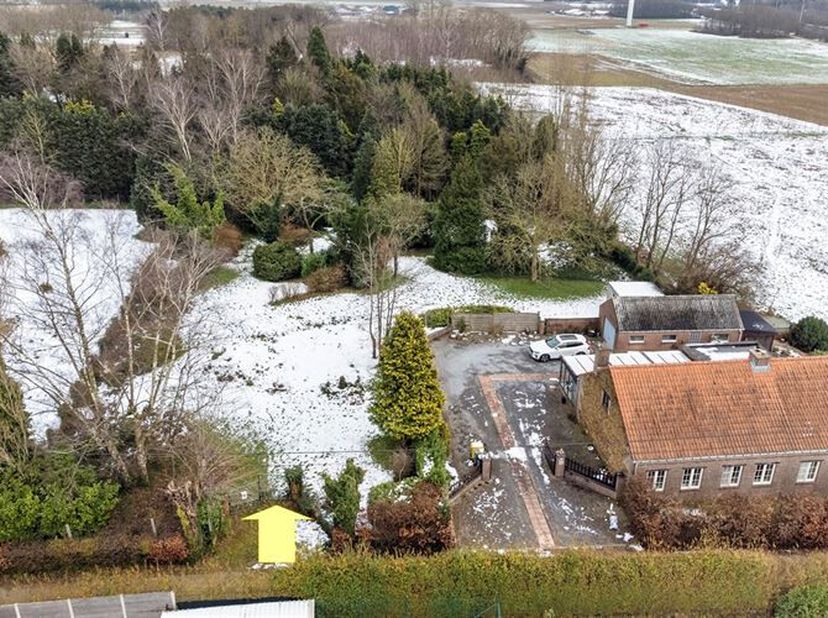 Uniek perceel bouwgrond van 26 a 20 ca, temidden van agrarisch gebied (met stedenbouwkundig attest van 30/12/2024). Zeer vlotte verbinding naar E314.&lt;