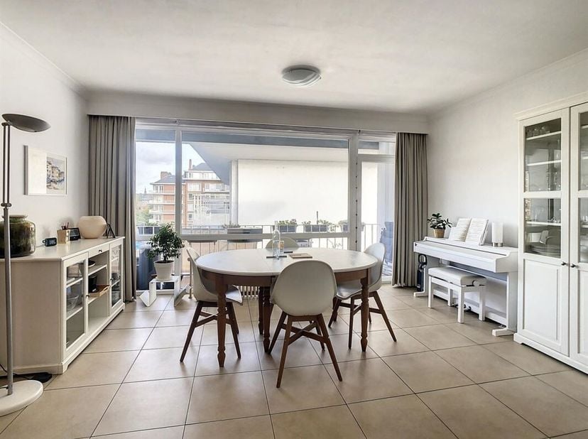 OPTION - INNOV&#039;EXPERT immobilière vous invite à venir découvrir ce charmant et lumineux appartement de 82 m2 au total, idéalement situé en plein centr