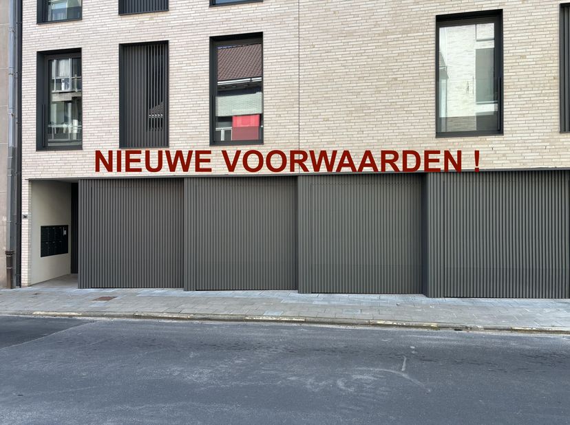 In deze centraal gelegen kleine nieuwbouwresidentie vindt u deze staanplaats met automatische poort (bergplaats niet toegelaten).&lt;br /&gt;
Winkels, schol