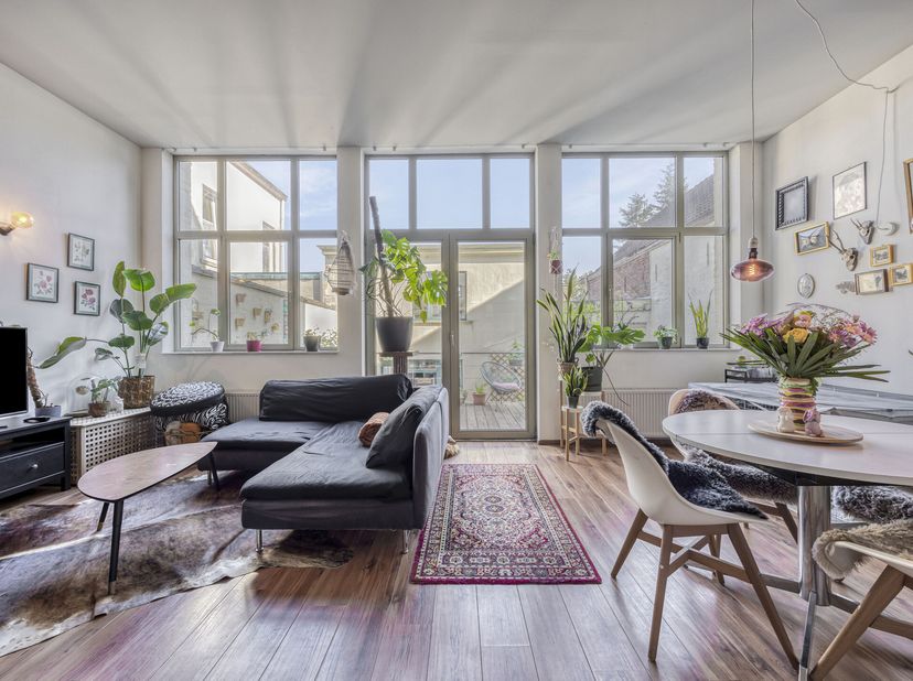 Grâce aux hautes fenêtres, au grand jardin et à la terrasse et à l&#039;annexe multifonctionnelle de 2 étages, cet appartement offre de nombreuses possibil