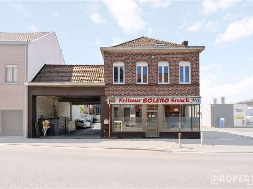 Ontdek deze voormalige frituur, momenteel een veelzijdige winkelruimte, ideaal gelegen op een invalsweg naar het centrum van Kortrijk. Deze eigendom b
