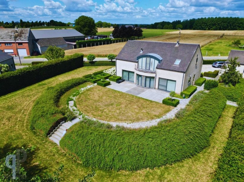 Te Balegem vinden we deze recente villa, voorzien van een royale en hoge inkomhall, aparte bureauruimte en gastentoilet. Verder is er een ruime leefru
