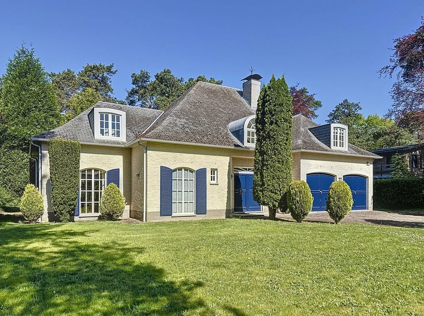 Deze prachtige villa is gelegen in de rustige residentiële Europese wijk te Mol, vlakbij de Europese school en de toegangswegen richting Geel-Turnhout