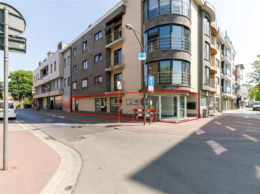 Bien professionnel à vendre
                    à 2400 Mol