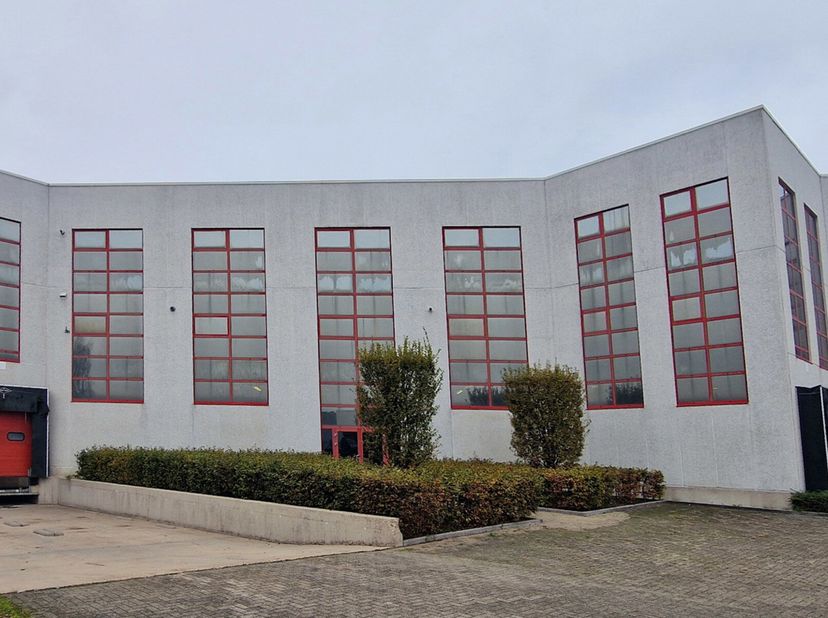 Logistieke site met uitbreidingsmogelijkheden van minstens 10 000 m2 of meer.Het betreft een site van 42 034 m2.Gewestplan: industriegebied.Geen BPA o