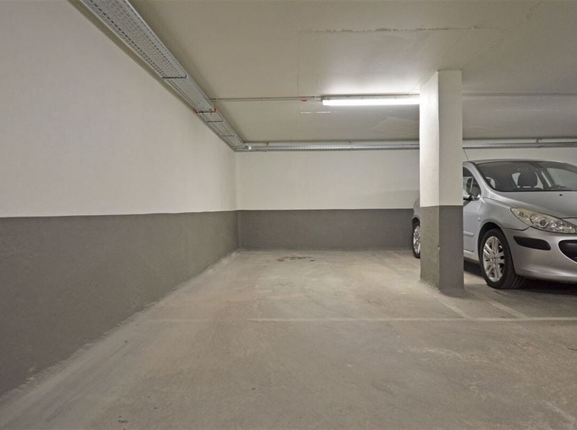Ondergrondse autostaanplaats te huur in een parkeergarage, gelegen te Leopoldplein 27, 3500 Hasselt.&lt;br /&gt;
Huurprijs: 130 EUR per maand