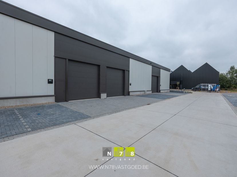 UNIT 15 (BLOK B) VAN 248M² GELEGEN OP HET IQ-PARK TE LANKLAAR.&lt;br /&gt;
KENMERKEN&lt;br /&gt;
- oppervlakte hal: 248m²&lt;br /&gt;
- 1 sectionaalpoort (4.00m breed x