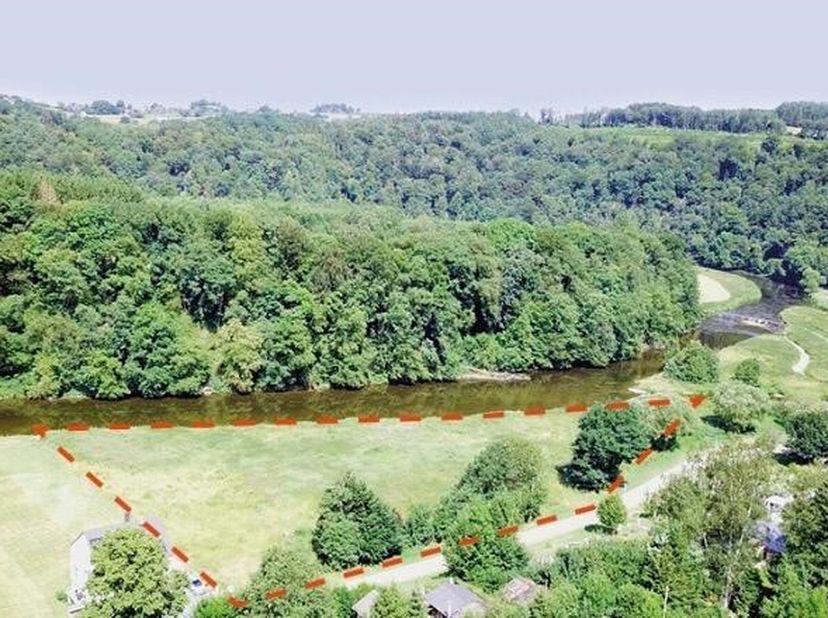 Dit perceel bouwgrond geniet van een unieke ligging! Aan de oevers van de Semois bevindt zich dit perceel van maar liefst 7801 m² geschikt voor de bou