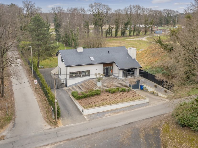 Authentieke, karaktervolle villa met een hoge afwerkingsgraad op een bosrijk perceel van maar liefst 2700m².&lt;br /&gt;
Deze unieke woning is gelegen vlakb