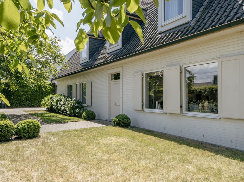 Uitzonderlijke villa te koop op absolute toplocatie nabij centrum Waregem, op wandelafstand van het station en ziekenhuis. Deze karaktervolle woning b