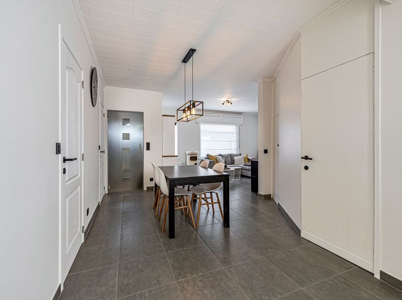 Gerenoveerde woning met karakter te koop in het centrum van Moorsele!&lt;br /&gt;
Ben je op zoek naar een betaalbare, instapklare woning met een gezellige s