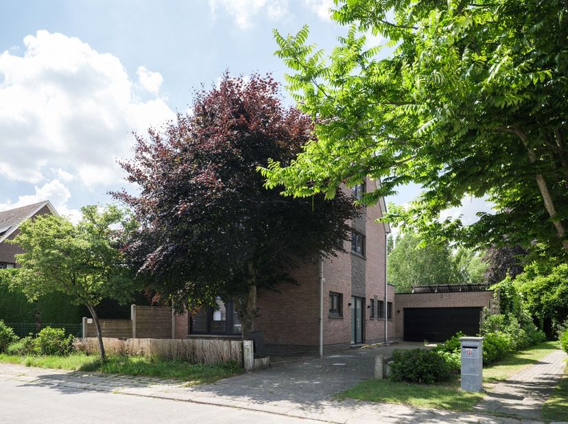 Welkom in deze stijlvolle halfopen bebouwing op een perceel van 629 m² in een rustige, gezinsvriendelijke buurt van Melle. De woning werd recent volle