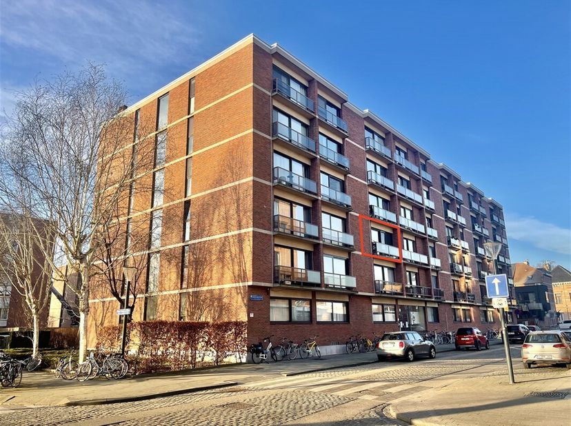 Dit stijlvol gerenoveerde en energiezuinige (B!) appartement van 39 m² is een echte topper voor wie op zoek is naar comfort en een uitstekende locatie