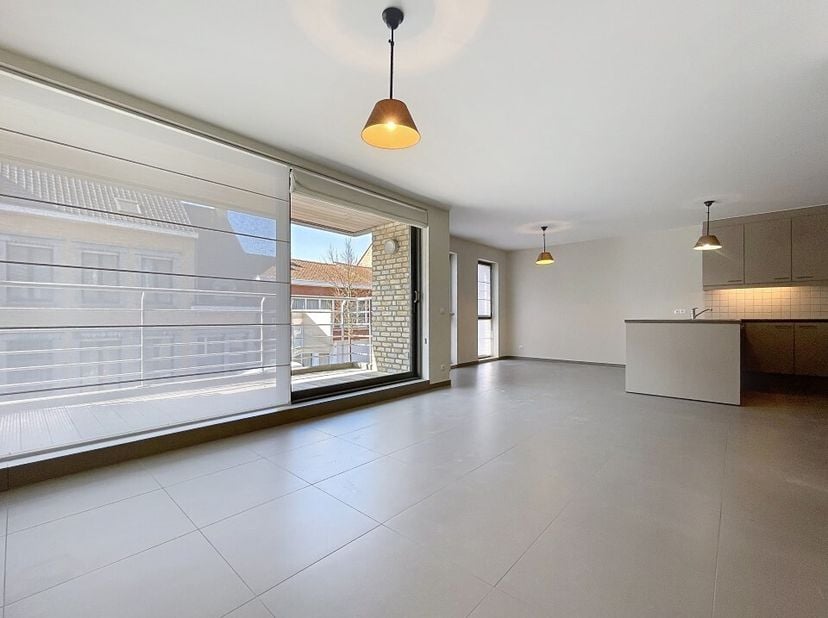 In deze verzorgde residentie, pal in het centrum van Westrozebeke, vindt u dit lichtrijk appartement terug op de 1ste verdieping.&lt;br /&gt;
Het appartemen