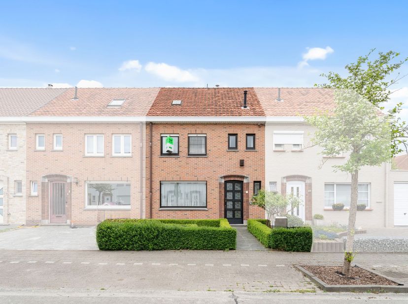 Nabij het centrum van Roeselare bevindt zich deze te renoveren woning met 3 slaapkamers. Scholen, openbaar vervoer, winkels, belangrijke invalswegen,.