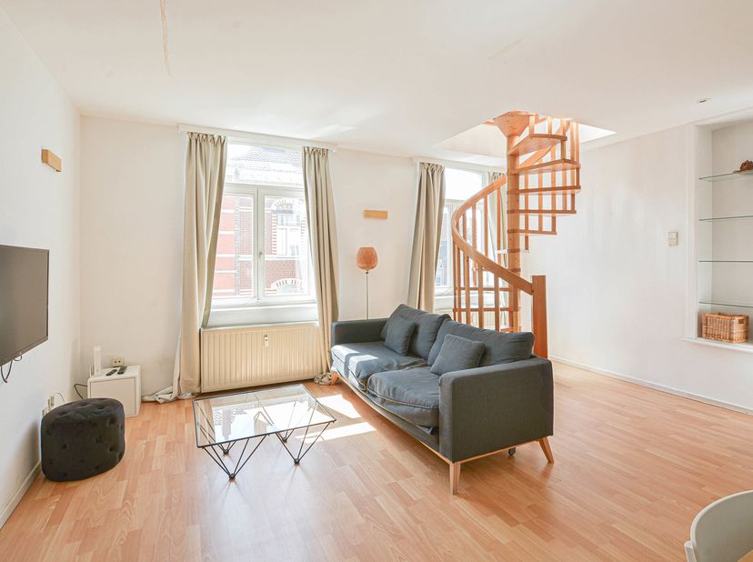 Maxime Real Estate stelt u een een goed onderhouden duplex appartement voor.&lt;br /&gt;
Uitstekende ligging in de nabijheid van het Ambiorixplein, openbaar