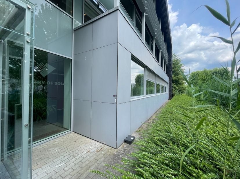 Rustig en goed gelegen kantoor van 194m² in passief gebouw met ruime parking gelegen te Aalter – Groendreef 101 - bedrijventerrein Langevoorde.&lt;br /&gt;