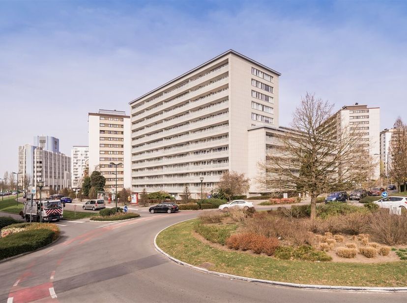 Bel appartement lumineux à rafraîchir au 5ème étage. Hall d&#039;entrée avec vestiaire et toilette séparée. Séjour avec parquet et accès à la terrasse. Cui