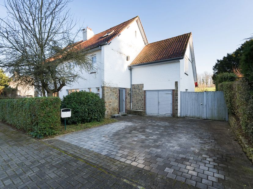 KRAAINEM, A RENOVER - Maison 3 façades (5ch/2sdb) de +/- 208m² construits sise sur un terrain de +/- 7 ares 23 orienté plein Sud. Construite en 1957,