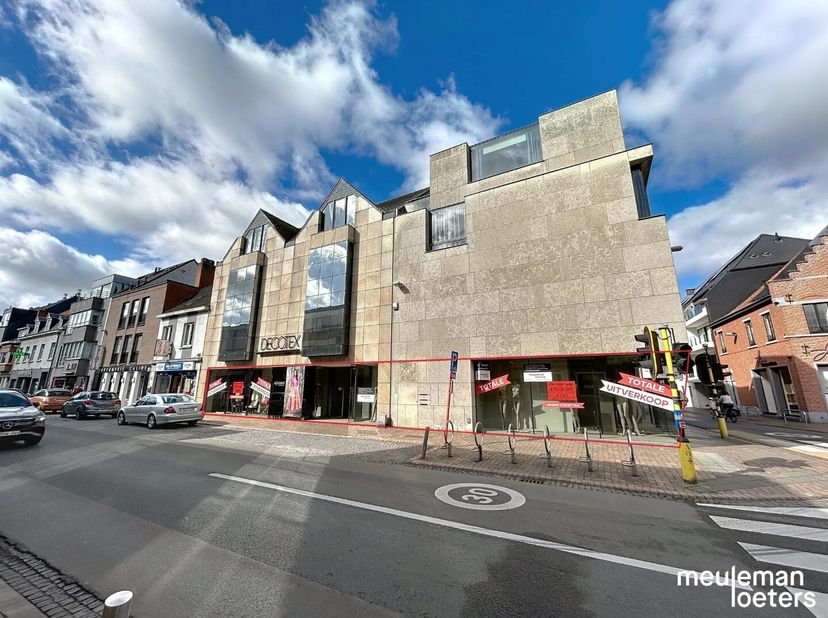 Deze ruime en lichtrijke winkelruimte op zichtlocatie geniet van een unieke ligging in het commercieel centrum van Oostkamp.&lt;br /&gt;
Dit hoekpand waar d