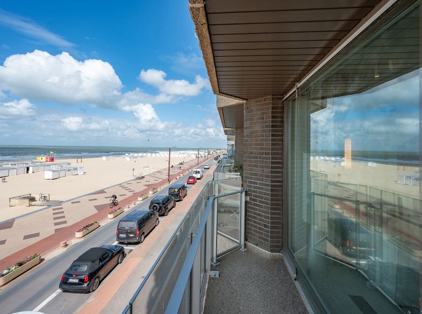 Tussen het Albertplein en de Wandeldijk, op de prestigieuze Zeedijk-Het Zoute, bevindt zich dit stijlvol vernieuwde appartement met adembenemend front