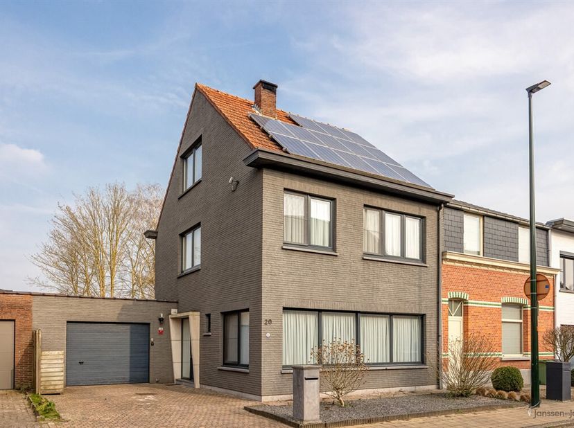 Maison entièrement rénovée et finie avec beaucoup de goût dans un quartier calme de Schilde.&lt;br /&gt;
Tout vient d&#039;être rénové à la perfection par Elbumo