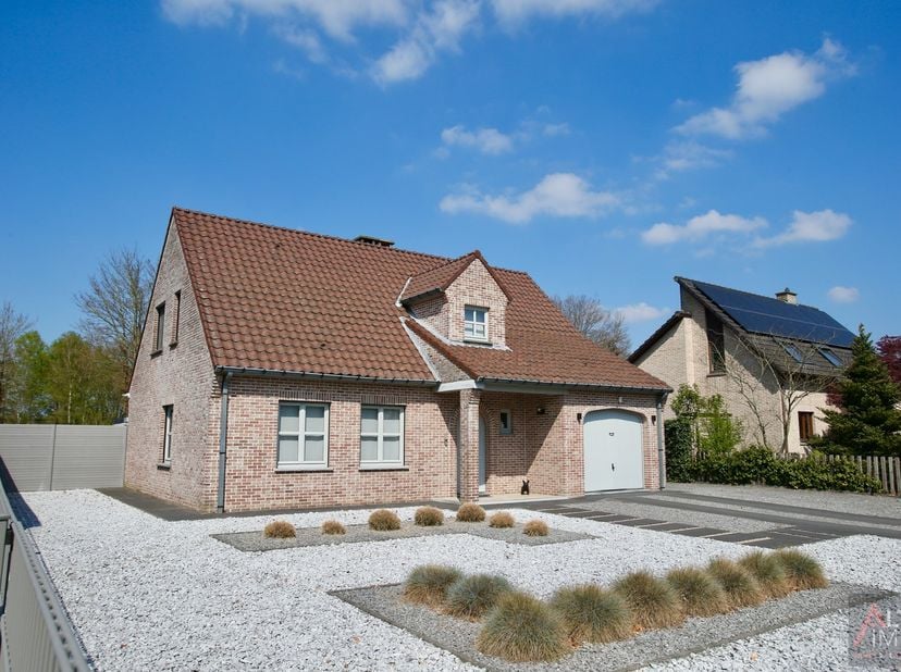 Stijlvolle, goed onderhouden woning met 3 slaapkamers op een perceel van 9a 50ca in de residentiële wijk Boekt.&lt;br /&gt;
&lt;br /&gt;
Deze uitstekend gelegen w