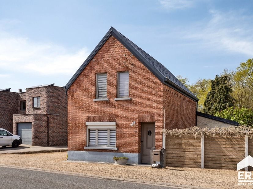 Ben je op zoek naar een gezellige woning met de mogelijkheid tot 3 slaapkamers, gelegen in het rustige Heidehuizen in Mol, dan is deze woning zeker de