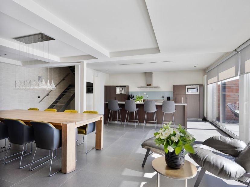 Op zoek naar een instapklare woning met ruimte, licht en comfort op een centrale locatie? Deze charmante woning aan de Bilzerweg 19 in As biedt het al
