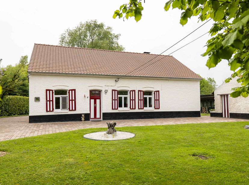WONING &lt;br /&gt;
 &lt;br /&gt;
Rustig gelegen charmante woning op een mooi perceel, gekadastreerd onder nummer sectie A 0299LP0000.  &lt;br /&gt;
 &lt;br /&gt;
Omvattende
