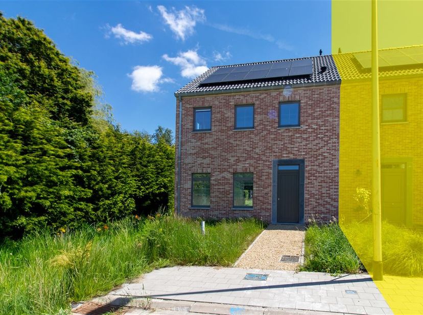 Welkom bij deze charmante halfopen bebouwing in het rustige Hooglede, waar comfort en stijlvolle eenvoud hand in hand gaan. Met een bewoonbare oppervl