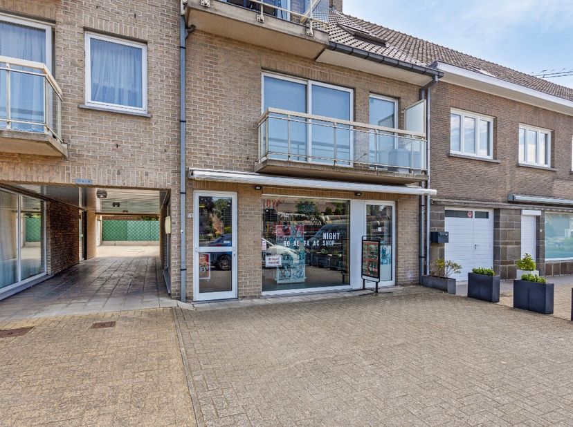 Retail Space for Sale in Zulte Approximately 100 m² of retail space, Layout: open area, separate toilet, and a large storage room with kitchenette. A