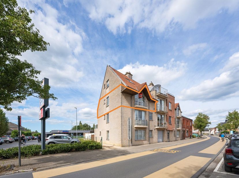 Centrum Evergem in de Hofbilkstraat, dichtbij Aldi - scholen - bakker - beenhouwers en zoveel meer. Op 350 m van de tram, bushalte....     Toplocatie!